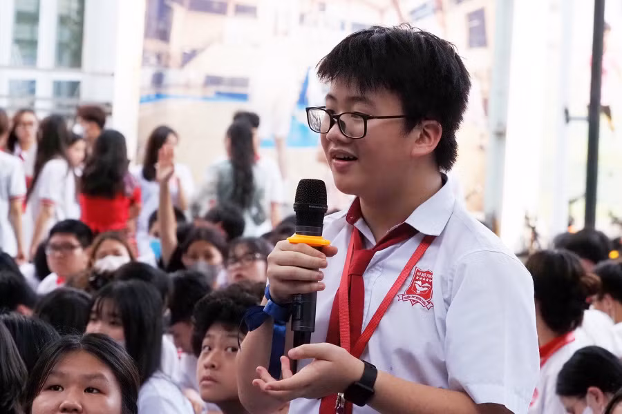 Học sinh trường THPT Hoàng Long giao lưu hiểu biết khoa học với khách mời.