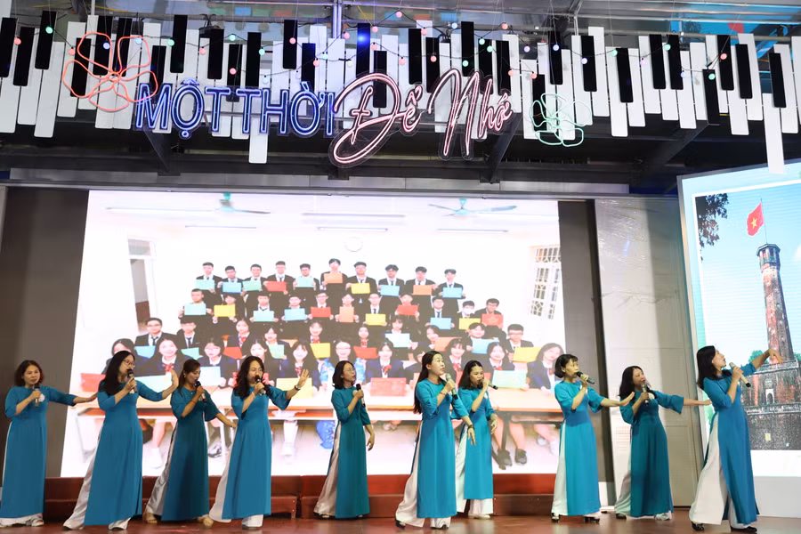 Tiết mục văn nghệ do chính giáo viên trường THCS Thăng Long biểu diễn gửi đến học sinh nhà trường trong buổi lễ chia tay. Tiết mục văn nghệ do chính giáo viên trường THCS Thăng Long biểu diễn gửi đến học sinh nhà trường trong buổi lễ chia tay.