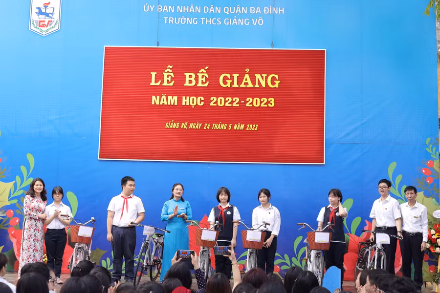 Ban giám hiệu trường THCS Giảng Võ trao khen thưởng cho học sinh.