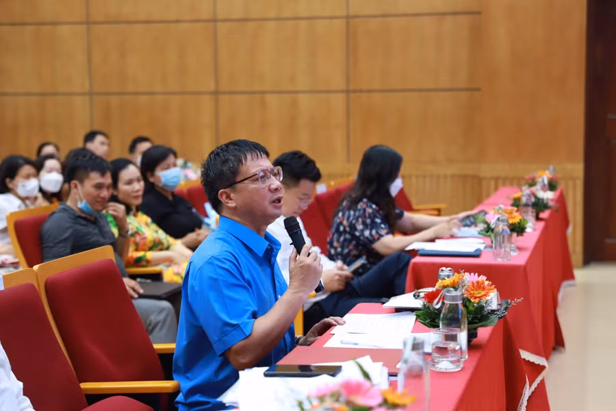 Ban tổ chức phát biểu đánh giá các phần thi của giáo viên tại vòng chung khảo “Giải thưởng nhà giáo Ba Đình tâm huyết, sáng tạo”.