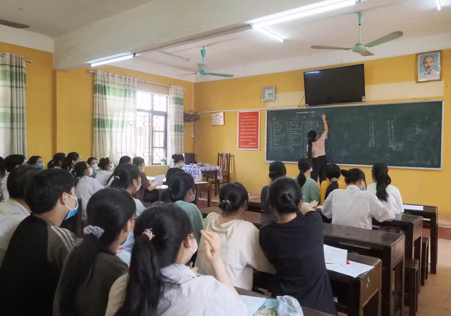 Cô trò trường THPT Tân Yên số 1 tích cực ôn tập củng cố kiến thức, sẵn sàng bước vào kỳ thi tốt nghiệp THPT đạt kết quả cao nhất.