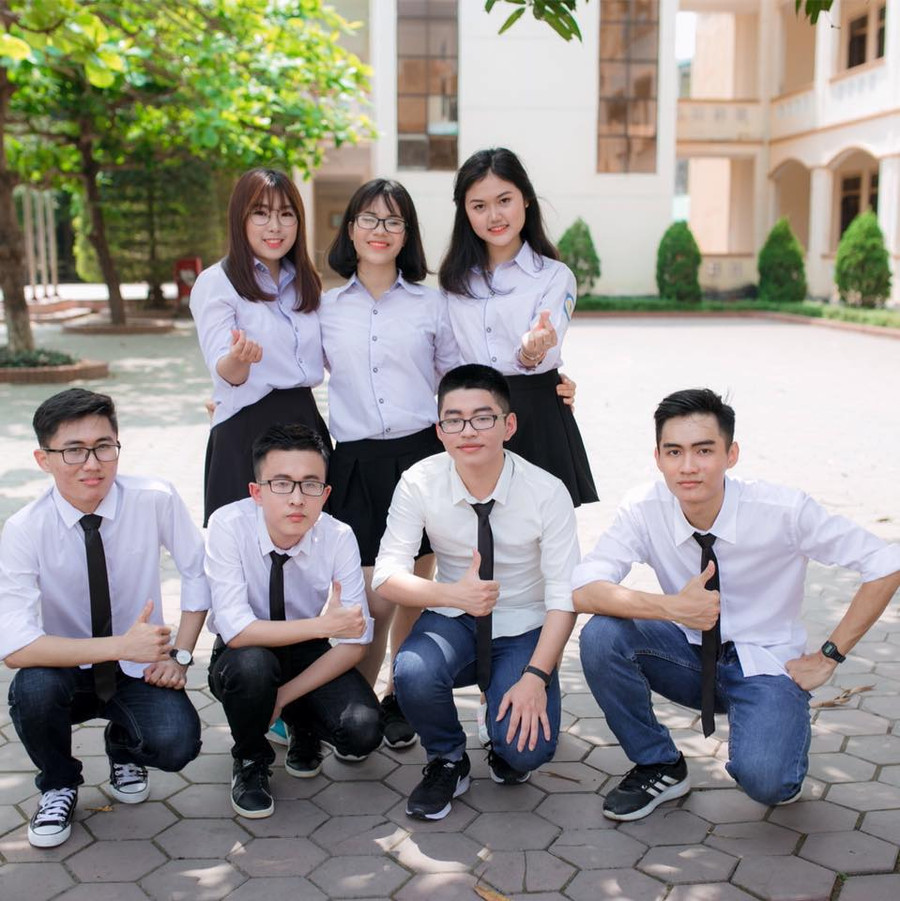 Hoàng Nghĩa Tuyến chụp ảnh cùng các bạn trường THPT chuyên Phan Bội Châu Hoàng Nghĩa Tuyến chụp ảnh cùng các bạn trường THPT chuyên Phan Bội Châu