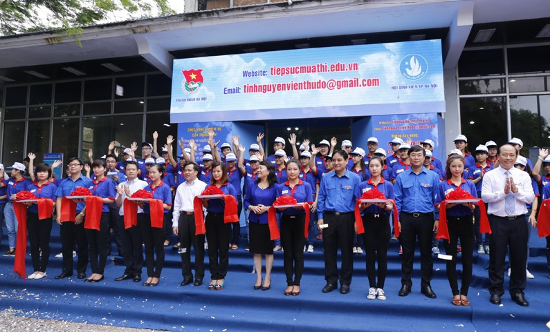 Thứ trưởng Nguyễn Thị Nghĩa cùng lãnh đạo T.Ư Đoàn cắt băng khánh thành Trung tâm điều phối họat động Tiếp sức mùa thi 2015