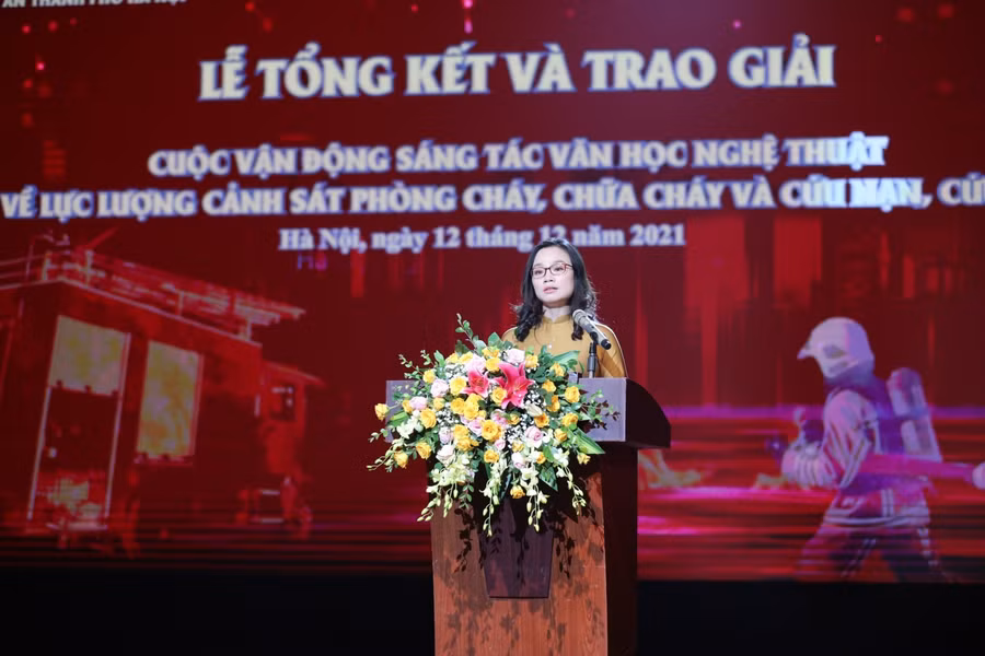 Nhà báo Vương Minh Huệ - Tổng Biên tập Tạp chí Người Hà Nội phát biểu.