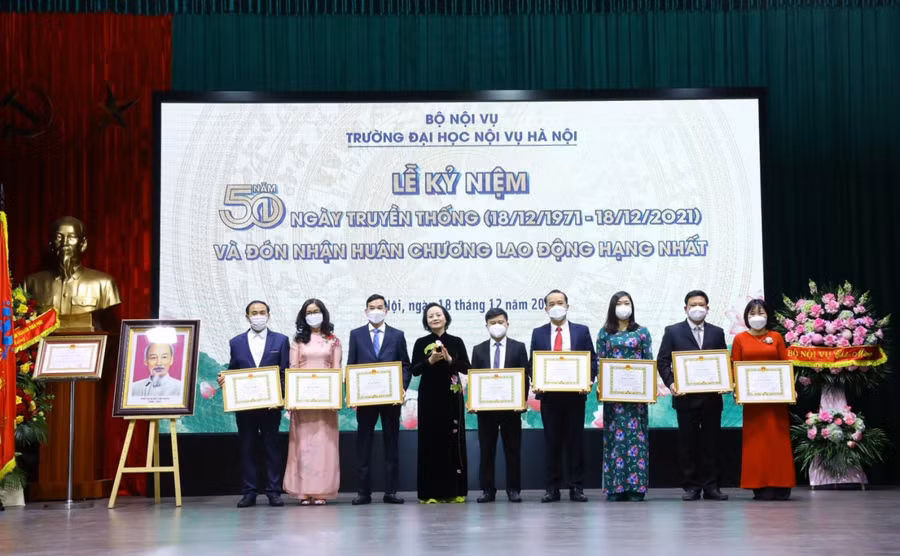 Thừa ủy quyền, Bộ trưởng Bộ Nội vụ Phạm Thị Thanh Trà trao tặng bằng khen của Thủ tướng Chính phủ cho cá nhân, tập thể có thành tích xuất sắc.