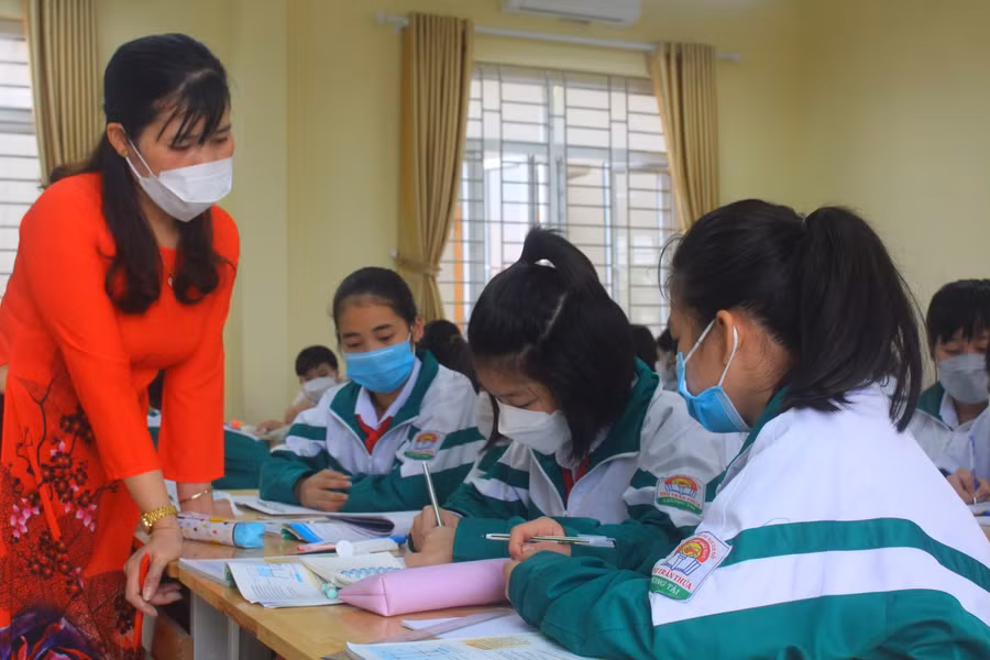 Học tập nhóm tại giờ học môn Khoa học tự nhiên của lớp 6 trường THCS Thị trấn Thứa (huyện Lương Tài).