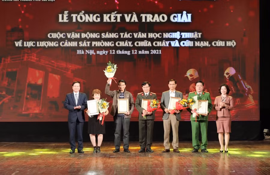 Ban tổ chức trao giải Nhì cho các tác giả.