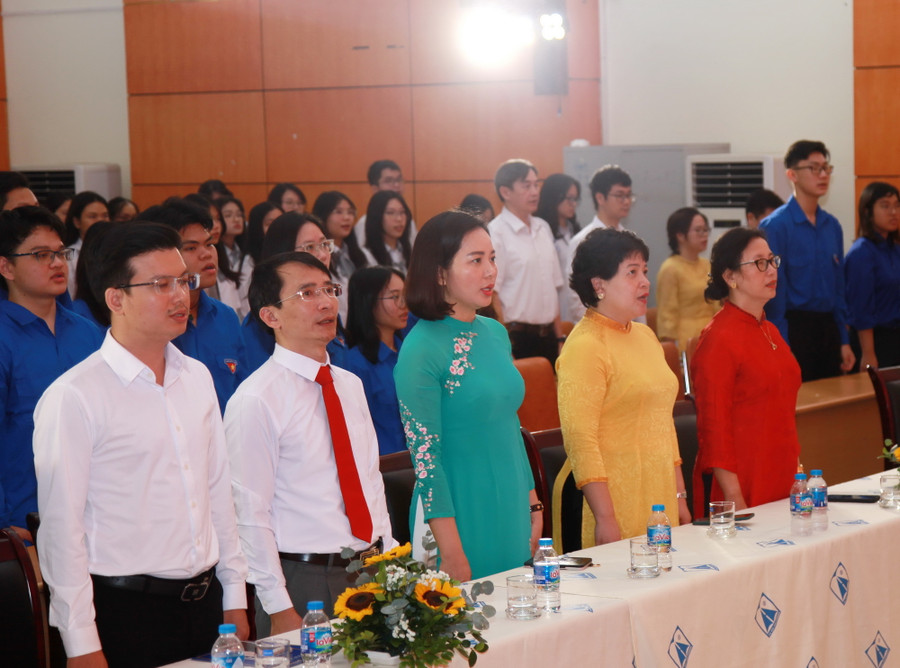 Các đại biểu dự lễ kết nạp Đảng. Các đại biểu dự lễ kết nạp Đảng.