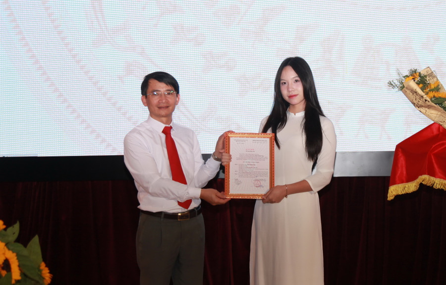 Hoàng Huyền Anh bày tỏ niềm vui và vinh dự khi được nhận quyết định kết nạp Đảng dịp sinh nhật Bác. Hoàng Huyền Anh bày tỏ niềm vui và vinh dự khi được nhận quyết định kết nạp Đảng dịp sinh nhật Bác.