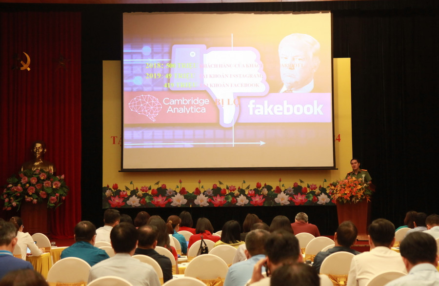 Báo cáo viên trình bày tại hội nghị.