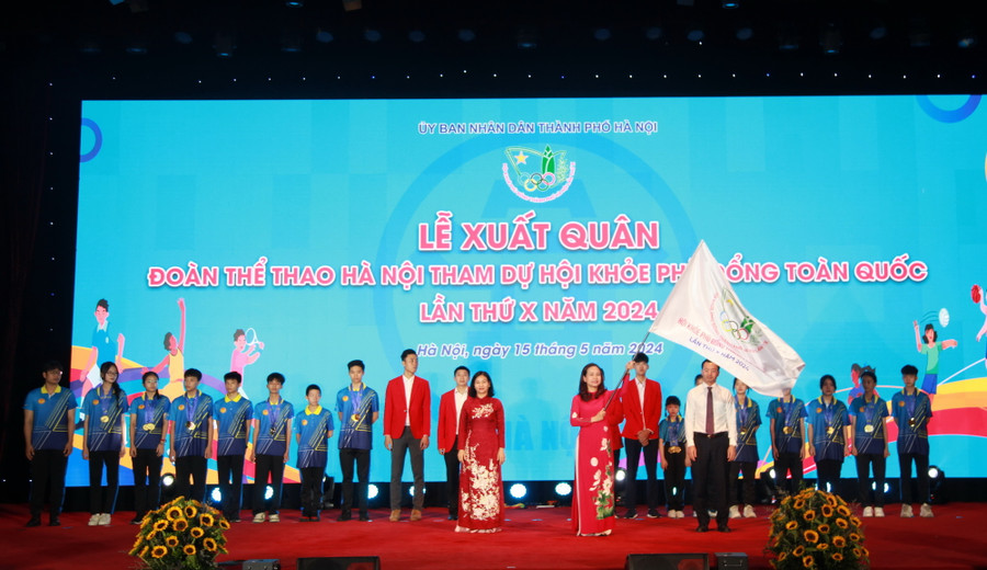 Lãnh đạo thành phố Hà Nội và đoàn thể thao học sinh Hà Nội thực hiện nghi thức xuất quan tham dự Hội khỏe Phù Đổng toàn quốc.