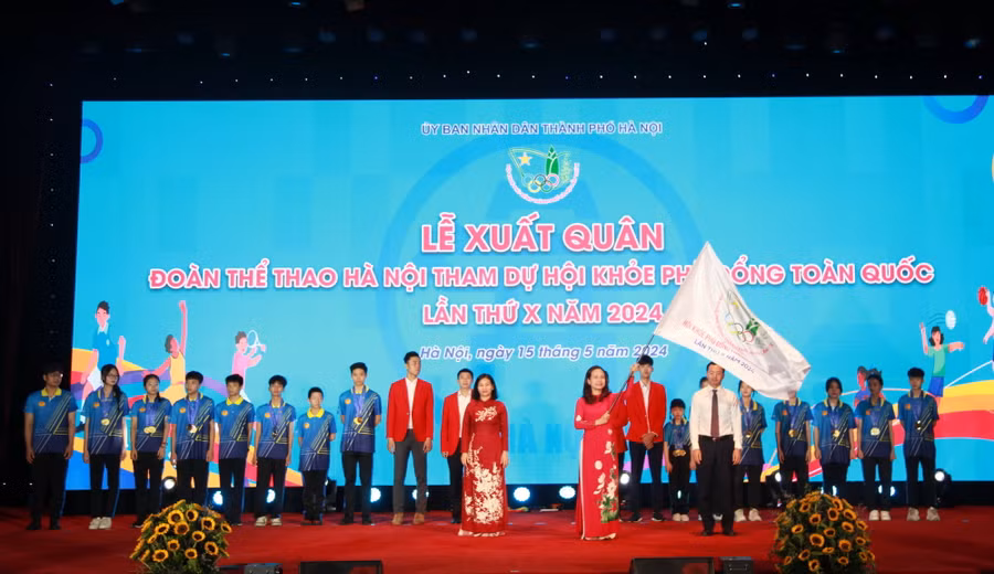 Lãnh đạo thành phố Hà Nội và đoàn thể thao học sinh Hà Nội thực hiện nghi thức xuất quan tham dự Hội khỏe Phù Đổng toàn quốc.