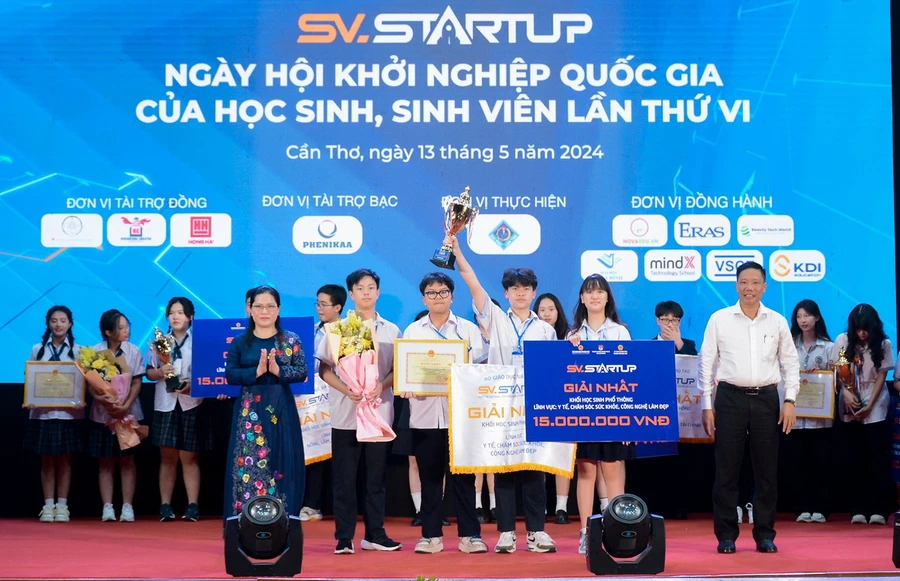 Thứ trưởng Bộ GD&ĐT Nguyễn Thị Kim Chi trao giải Nhất cho Dự án của học sinh Trường THPT chuyên Hà Nội - Amsterdam.