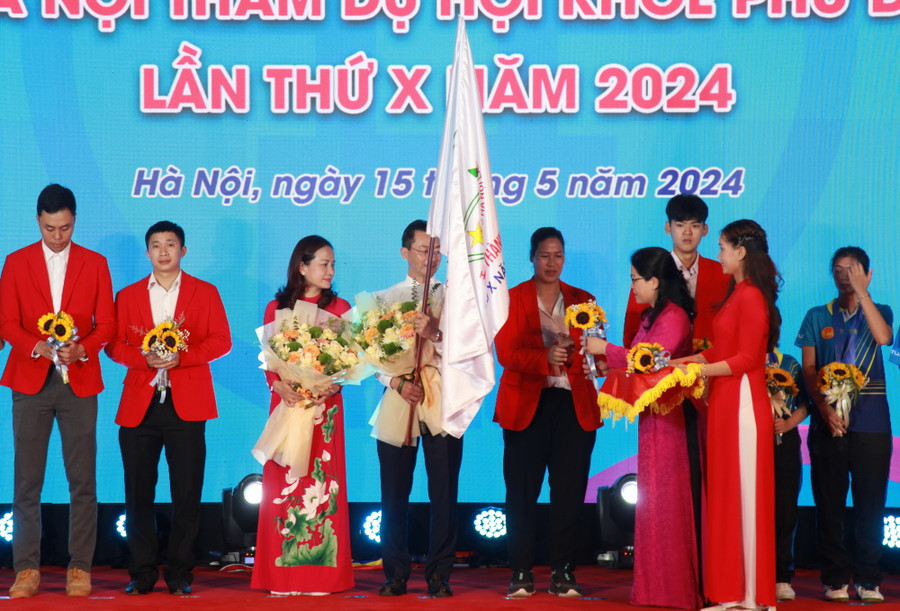 Thứ trưởng Bộ GD&amp;ĐT Nguyễn Thị Kim Chi tặng hoa chúc mừng đoàn thể thao học sinh Hà Nội tham dự Hội khỏe Phù Đổng toàn quốc.