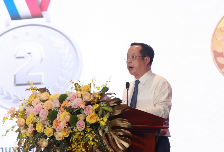 Giám đốc Sở GD&amp;ĐT Hà Nội Trần Thế Cương phát biểu tại buổi lễ.