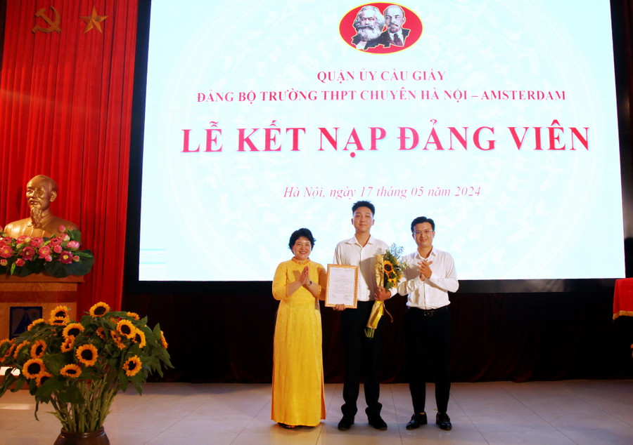 Đảng bộ Trường THPT chuyên Hà Nội - Amsterdam trao quyết định kết nạp Đảng cho tân đảng viên Lê Quang Sơn. Đảng bộ Trường THPT chuyên Hà Nội - Amsterdam trao quyết định kết nạp Đảng cho tân đảng viên Lê Quang Sơn.