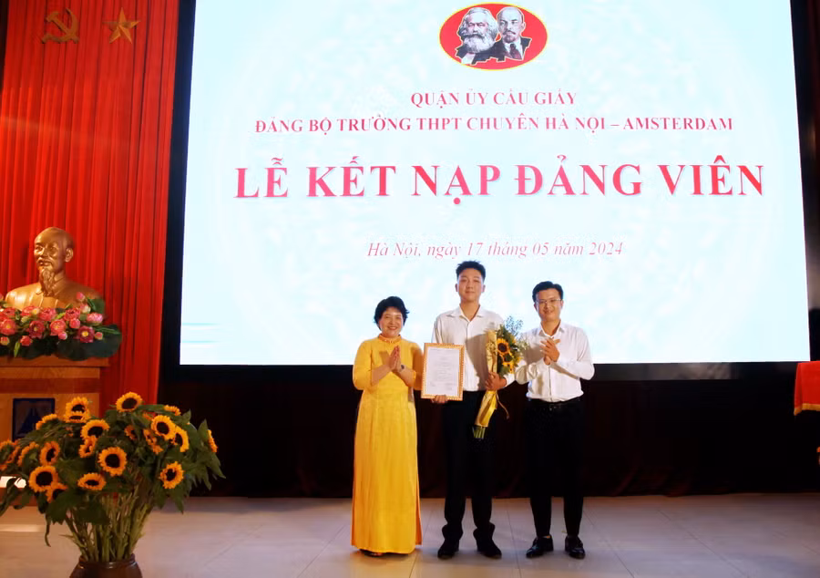 Đảng bộ Trường THPT chuyên Hà Nội - Amsterdam trao quyết định kết nạp Đảng cho tân đảng viên Lê Quang Sơn.