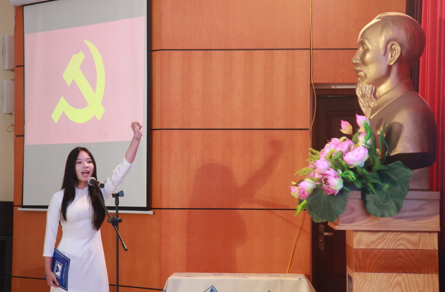 Tân đảng viên đọc lời tuyên thệ trước cờ Tổ quốc, cờ Đảng và chân dung Chủ tịch Hồ Chí Minh. Tân đảng viên đọc lời tuyên thệ trước cờ Tổ quốc, cờ Đảng và chân dung Chủ tịch Hồ Chí Minh.