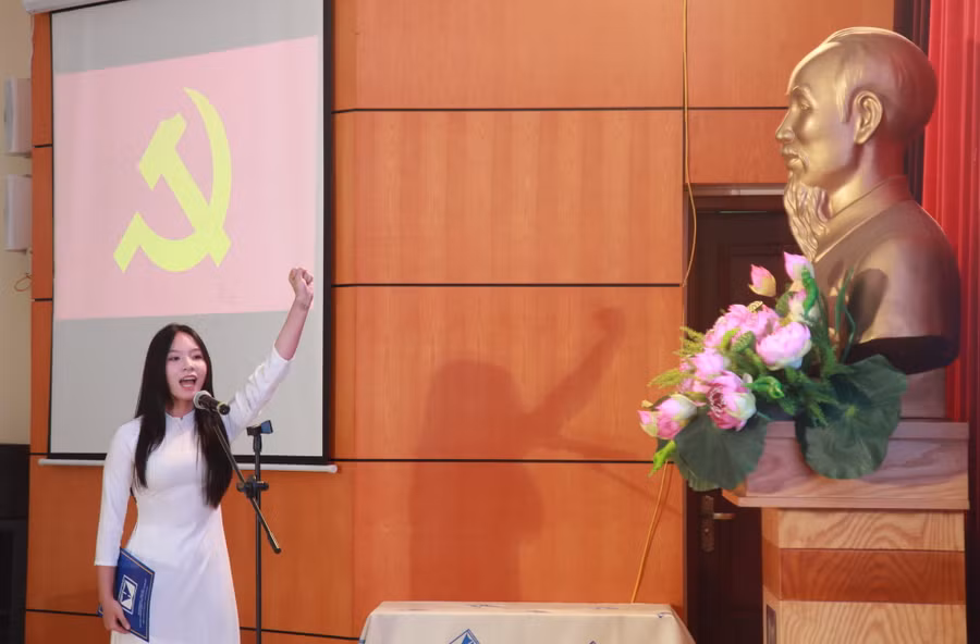 Tân đảng viên đọc lời tuyên thệ trước cờ Tổ quốc, cờ Đảng và chân dung Chủ tịch Hồ Chí Minh.