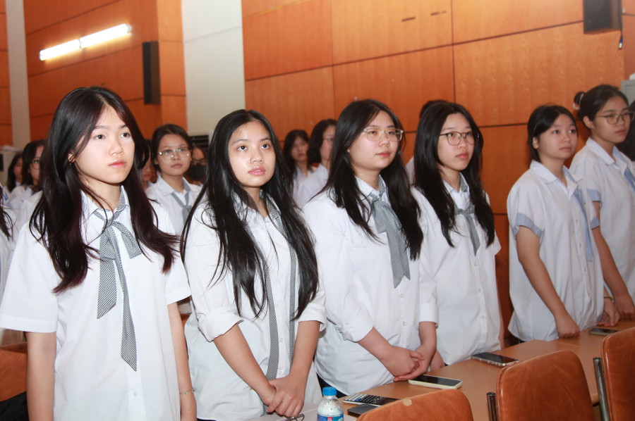 Lễ kết nạp Đảng còn là hoạt động giáo dục tư tưởng chính trị bổ ích của Trường THPT chuyên Hà Nội - Amsterdam. Lễ kết nạp Đảng còn là hoạt động giáo dục tư tưởng chính trị bổ ích của Trường THPT chuyên Hà Nội - Amsterdam.