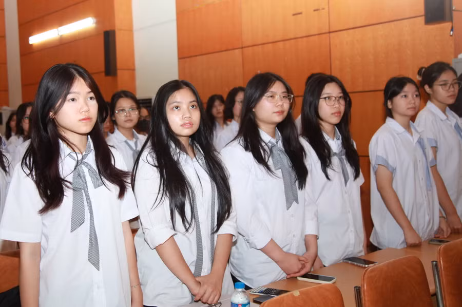 Lễ kết nạp Đảng còn là hoạt động giáo dục tư tưởng chính trị bổ ích của Trường THPT chuyên Hà Nội - Amsterdam.