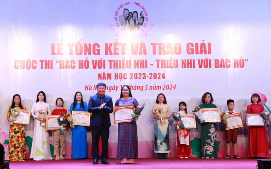 Ban tổ chức trao giấy chứng nhận cho đơn vị đạt giải Nhất tập thể. Ban tổ chức trao giấy chứng nhận cho đơn vị đạt giải Nhất tập thể.