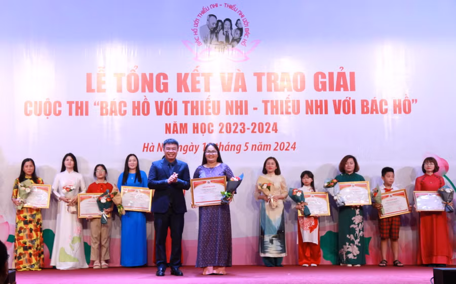 Ban tổ chức trao giấy chứng nhận cho đơn vị đạt giải Nhất tập thể.