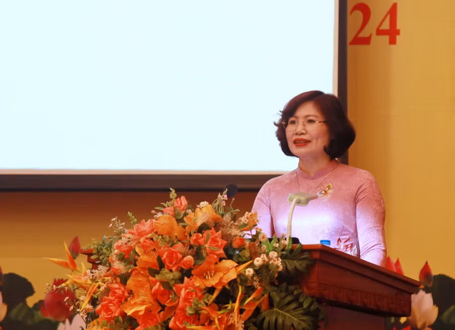 Bà Đặng Hoàng Anh -Phó Chủ tịch Công đoàn Giáo dục Việt Nam - phát biểu khai mạc hội nghị.