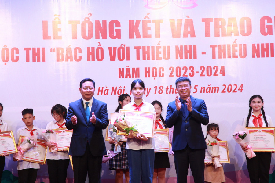 Ban tổ chức trao giấy chứng nhận cho em Phạm Thảo Phương, học sinh đạt giải Đặc biệt. Ban tổ chức trao giấy chứng nhận cho em Phạm Thảo Phương, học sinh đạt giải Đặc biệt.