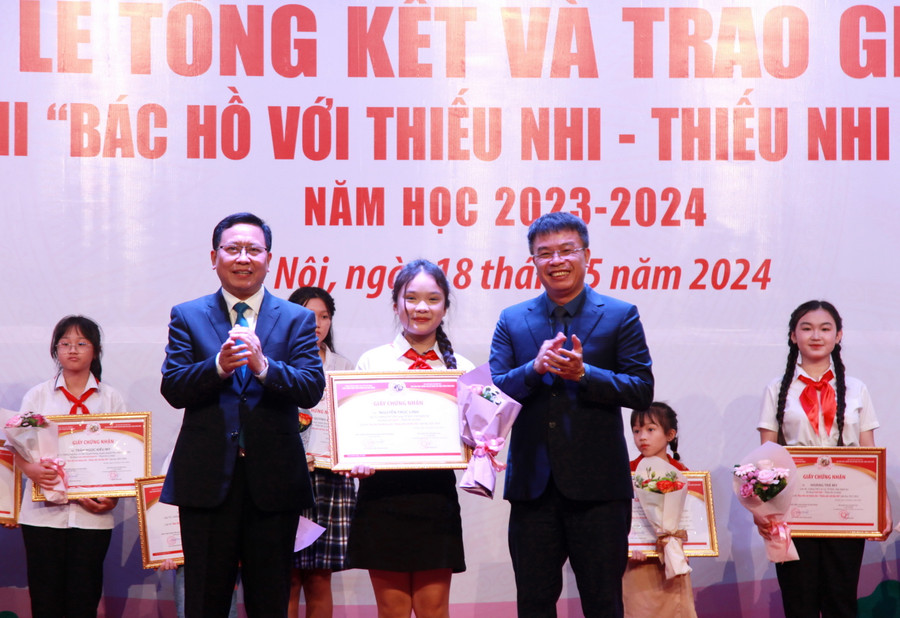 Ban tổ chức trao giấy chứng nhận cho em Nguyễn Trúc Linh, học sinh đạt giải Nhất. Ban tổ chức trao giấy chứng nhận cho em Nguyễn Trúc Linh, học sinh đạt giải Nhất.