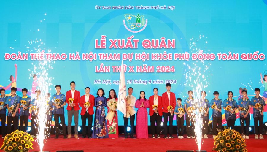 Thứ trưởng Bộ GD&ĐT Nguyễn Thị Kim Chi, Phó Chủ tịch UBND TP Hà Nội Vũ Thu Hà chúc mừng thành công của Hội khỏe Phù Đổng thành phố Hà Nội.