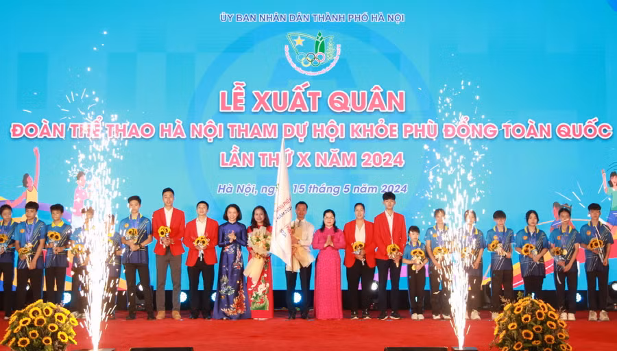 Thứ trưởng Bộ GD&ĐT Nguyễn Thị Kim Chi, Phó Chủ tịch UBND TP Hà Nội Vũ Thu Hà chúc mừng thành công của Hội khỏe Phù Đổng thành phố Hà Nội.