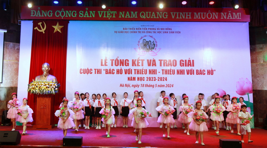 Tiết mục văn nghệ chào mừng lễ tổng kết và trao giải của học sinh Trường Tiểu học Vĩnh Hưng, quận Hoàng Mai, Hà Nội. Tiết mục văn nghệ chào mừng lễ tổng kết và trao giải của học sinh Trường Tiểu học Vĩnh Hưng, quận Hoàng Mai, Hà Nội.