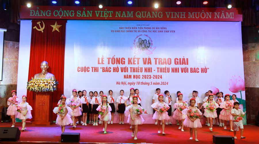 Tiết mục văn nghệ chào mừng lễ tổng kết và trao giải của học sinh Trường Tiểu học Vĩnh Hưng, quận Hoàng Mai, Hà Nội.