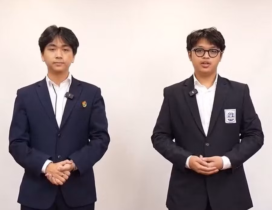 Hoàng Nam Khánh và Đinh Phan Anh thuyết trình về dự án. Hoàng Nam Khánh và Đinh Phan Anh thuyết trình về dự án.