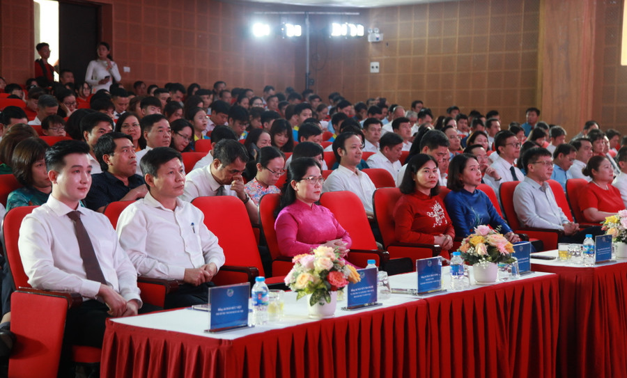 Các đại biểu dự buổi lễ.