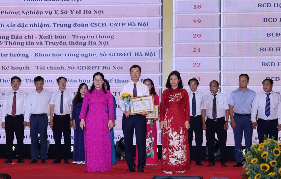 Thứ trưởng Bộ GD&amp;ĐT Nguyễn Thị Kim Chi và Phó bí thư Thành ủy Hà Nội Nguyễn Thị Tuyến trao bằng khen của UBND thành phố Hà Nội cho các tập thể và cá nhân đạt thành tích xuất sắc