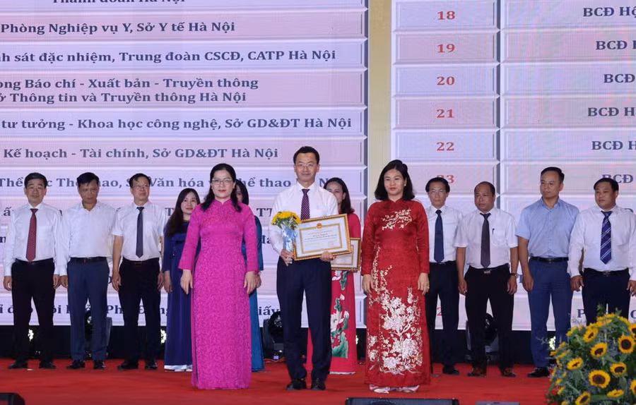 Thứ trưởng Bộ GD&amp;ĐT Nguyễn Thị Kim Chi và Phó bí thư Thành ủy Hà Nội Nguyễn Thị Tuyến trao bằng khen của UBND thành phố Hà Nội cho các tập thể và cá nhân đạt thành tích xuất sắc