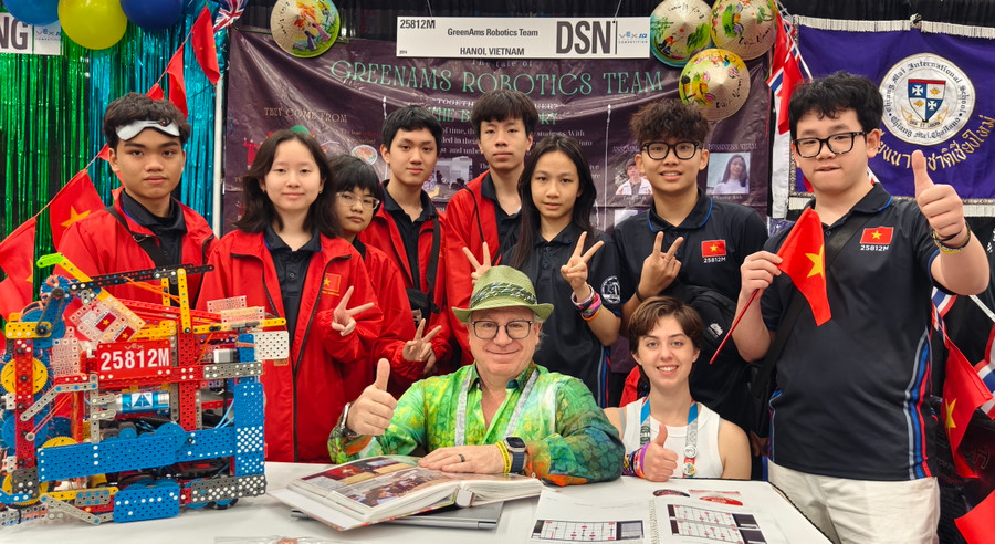 8 thành viên của GreenAms Robotics những ngày tại Mỹ.