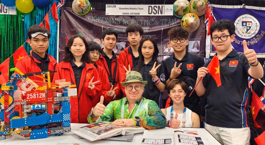 8 thành viên của GreenAms Robotics những ngày tại Mỹ.