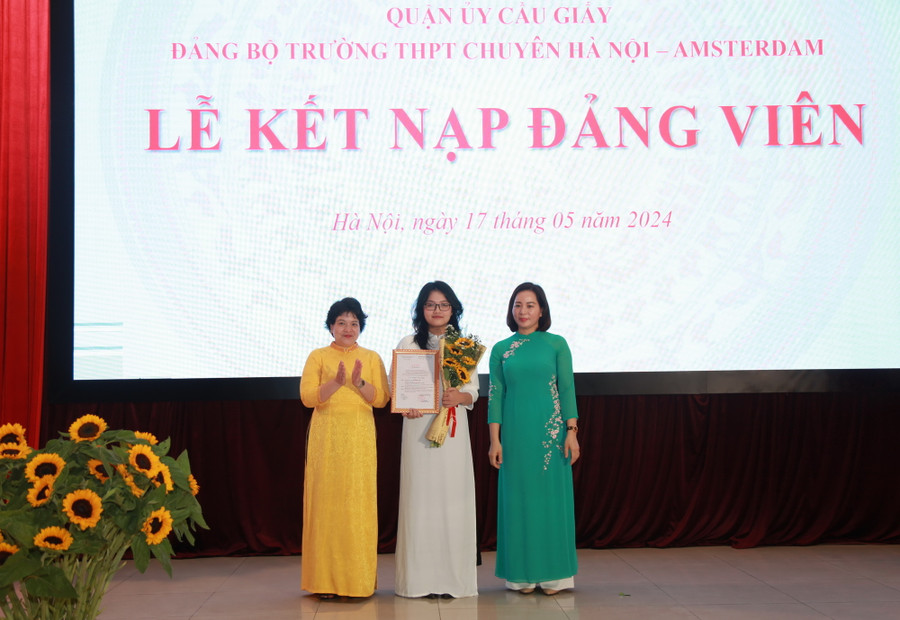 Phạm Khánh Ngọc nhận quyết định kết nạp Đảng. Phạm Khánh Ngọc nhận quyết định kết nạp Đảng.