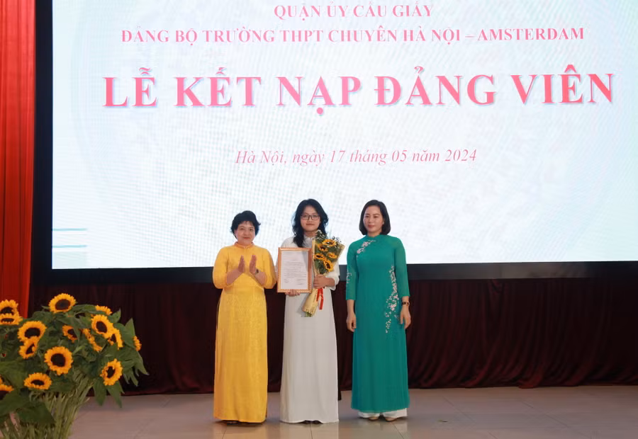 Phạm Khánh Ngọc nhận quyết định kết nạp Đảng.