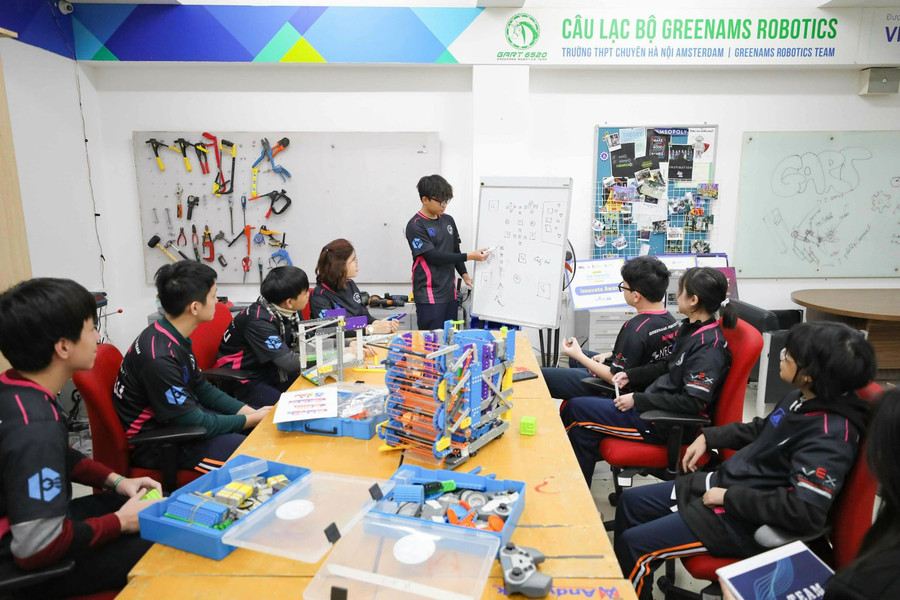 Đội thi GreenAms Robotics Team 25812M luyện tập trước khi lên đường thi đấu.