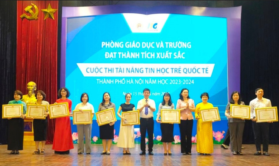 Ban tổ chức trao giấy khen cho các đơn vị đạt thành tích xuất sắc. Ban tổ chức trao giấy khen cho các đơn vị đạt thành tích xuất sắc.