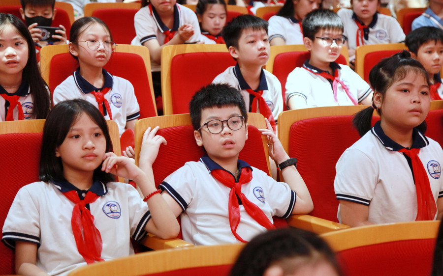 Đông đảo học sinh dự lễ tổng kết và trao giải. Đông đảo học sinh dự lễ tổng kết và trao giải.