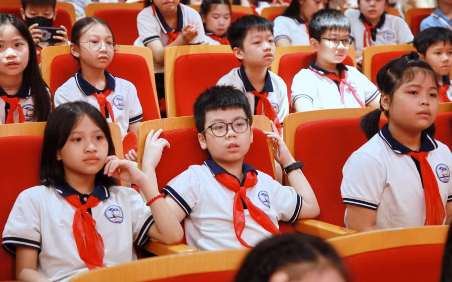 Đông đảo học sinh dự lễ tổng kết và trao giải.