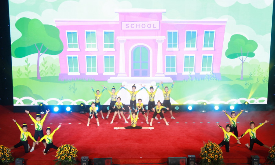 Văn nghệ chào mừng buổi lễ của các em học sinh Thủ đô.