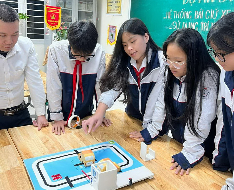 Lưu Hà Anh và các bạn học sinh Trường THCS Lĩnh Nam tham gia một dự án học tập. Lưu Hà Anh và các bạn học sinh Trường THCS Lĩnh Nam tham gia một dự án học tập.