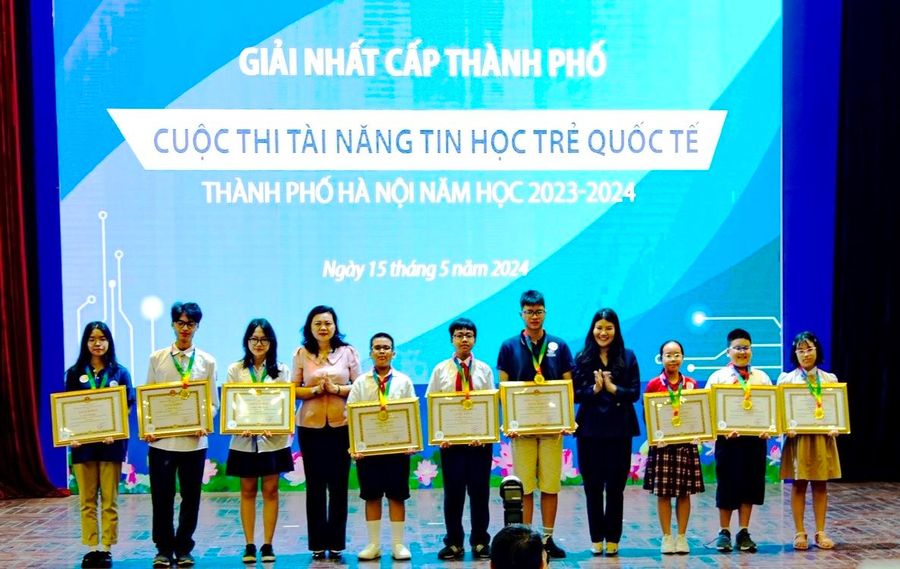 Lãnh đạo Sở GD&ĐT Hà Nội trao thưởng cho các thí sinh đoạt giải Nhất.