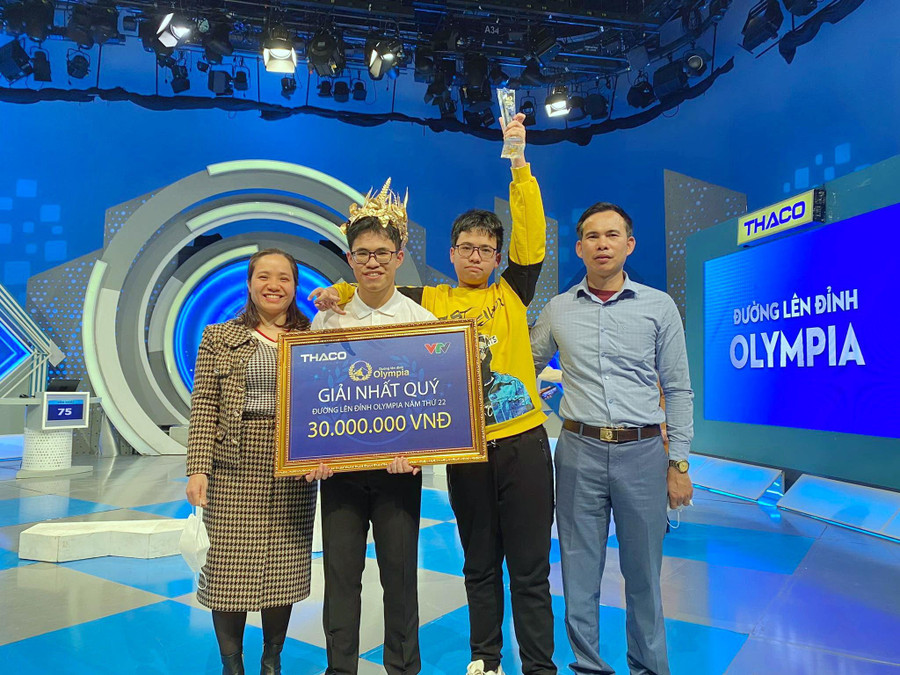 Vũ Bùi Đình Tùng cùng bố mẹ và em trai Vũ Bùi Đình Tùng cùng bố mẹ và em trai